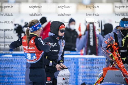 08.01.2022, xkvx, Biathlon IBU World Cup Oberhof, Mixed Relay, v.l. Vanessa Hinz (Germany), Vanessa Voigt (Germany) schaut / looks on