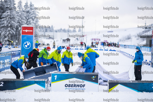 08.01.2022, xkvx, Biathlon IBU World Cup Oberhof, Mixed Relay, v.l. Feature / Helfer / Volunteers  / 