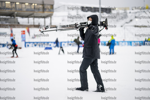 09.01.2022, xkvx, Biathlon IBU World Cup Oberhof, Pursuit Women, v.l. Christian Akber-Sade schaut / looks on