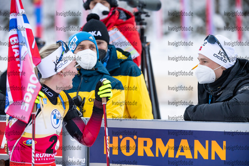 16.01.2022, xkvx, Biathlon IBU World Cup Ruhpolding, Pursuit Women, v.l. Marte Olsbu Roeiseland (Norway), Coach Sverre Olsbu Roeiseland (Norway) im Ziel / in the finish