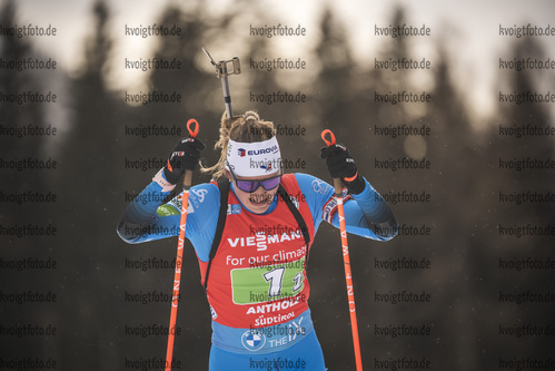 22.01.2022, xkvx, Biathlon IBU World Cup Anterselva, Relay Women, v.l. Justine Braisaz-Bouchet (France) in aktion / in action competes