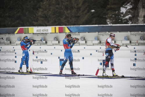 22.01.2022, xkvx, Biathlon IBU World Cup Anterselva, Relay Women, v.l. Federica Sanfilippo (Italy), Anais Bescond (France), Lucie Charvatova (Czech Republic) in aktion am Schiessstand / at the shooting range