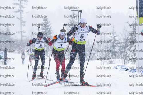 29.01.2022, xsoex, Biathlon IBU Open European Championships Arber, Pursuit Men, v.l. Lucas Fratzscher (Germany), Erlend Bjoentegaard (Norway), Justus Strelow (Germany)  / 