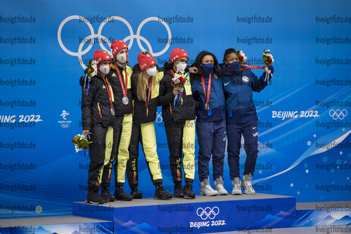 Yanqing, China, 19.02.22: Mariama Jamanka (Germany), Alexandra Burghardt (Germany), Laura Nolte (Germany), Deborah Levi (Germany), Taylor Elana (United States), Meyers Sylvia Hoffman (United States) bei der Siegerehrung fuer den 2er Bob der Frauen waehrend den Olympischen Winterspielen 2022 in Peking am 19. Februar 2022 in Yanqing. (Foto von Tom Weller / VOIGT)

Yanqing, China, 19.02.22: Mariama Jamanka (Germany), Alexandra Burghardt (Germany), Laura Nolte (Germany), Deborah Levi (Germany), Taylor Elana (United States), Meyers Sylvia Hoffman (United States) during the medal ceremony for the 2  women's bobsleigh at the Olympic Winter Games 2022 on February 19, 2022 in Yanqing. (Photo by Tom Weller / VOIGT)