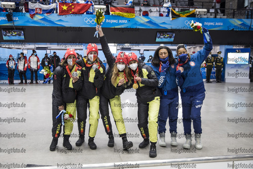 Yanqing, China, 19.02.22: Mariama Jamanka (Germany), Alexandra Burghardt (Germany), Laura Nolte (Germany), Deborah Levi (Germany), Taylor Elana (United States), Meyers Sylvia Hoffman (United States) bei der Siegerehrung fuer den 2er Bob der Frauen waehrend den Olympischen Winterspielen 2022 in Peking am 19. Februar 2022 in Yanqing. (Foto von Tom Weller / VOIGT)

Yanqing, China, 19.02.22: Mariama Jamanka (Germany), Alexandra Burghardt (Germany), Laura Nolte (Germany), Deborah Levi (Germany), Taylor Elana (United States), Meyers Sylvia Hoffman (United States) during the medal ceremony for the 2  women's bobsleigh at the Olympic Winter Games 2022 on February 19, 2022 in Yanqing. (Photo by Tom Weller / VOIGT)