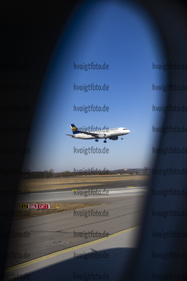 01.03.2022, xkvx, News, Lufthansa Flug LH2460 von Munich (MUC) nach Helsinki (HEL) v.l. Lufthansa Maschine A320 / Lufthansa Logo / Blauer Himmel / Lufthansa A 320 Turbine / Fluegel / Feature / Landschaft