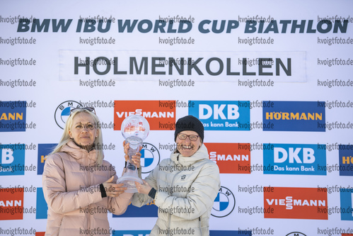 Oslo, Norwegen, 18.03.22: Kaisa Makarainen (Finland), Tora Berger (Norway) mit dem Pokal fuer die Gesamtwertung aus der Saison 2013/14 nach dem 7,5km Sprint der Frauen bei dem BMW IBU World Cup im Biathlon am 18. Februar 2022 in Oslo. (Foto von Kevin Voigt / VOIGT)

Oslo, Norway, 18.03.22: Kaisa Makarainen (Finland), Tora Berger (Norway) with the globe for the total score from the season 2013/14 after the 7,5km women’s sprint at the Biathlon BMW IBU World Cup March 18, 2022 in Oslo. (Photo by Kevin Voigt / VOIGT)
