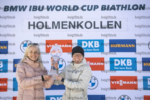 Oslo, Norwegen, 18.03.22: Kaisa Makarainen (Finland), Tora Berger (Norway) mit dem Pokal fuer die Gesamtwertung aus der Saison 2013/14 nach dem 7,5km Sprint der Frauen bei dem BMW IBU World Cup im Biathlon am 18. Februar 2022 in Oslo. (Foto von Kevin Voigt / VOIGT)

Oslo, Norway, 18.03.22: Kaisa Makarainen (Finland), Tora Berger (Norway) with the globe for the total score from the season 2013/14 after the 7,5km women’s sprint at the Biathlon BMW IBU World Cup March 18, 2022 in Oslo. (Photo by Kevin Voigt / VOIGT)