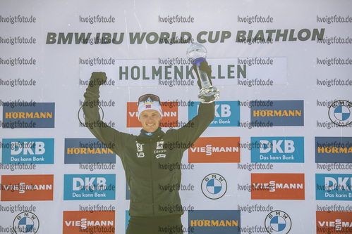 Oslo, Norwegen, 20.03.22: Sivert Guttorm Bakken (Norway) mit dem Pokal fuer die Massenstartwertung nach dem 15km Massenstart der Herren bei dem BMW IBU World Cup im Biathlon am 20. Februar 2022 in Oslo. (Foto von Kevin Voigt / VOIGT)

Oslo, Norway, 20.03.22: Sivert Guttorm Bakken (Norway) with the globe for the mass start score after the 15km men’s mass start at the Biathlon BMW IBU World Cup March 20, 2022 in Oslo. (Photo by Kevin Voigt / VOIGT)
