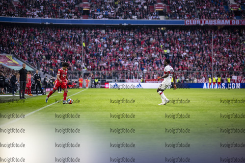 08.05.2022, Fussball, 1.Bundesliga, FC Bayern Muenchen - VfB Stuttgart, v.l. Serge Gnabry (FC Bayern Muenchen), Orel Mangala (VfB Stuttgart)