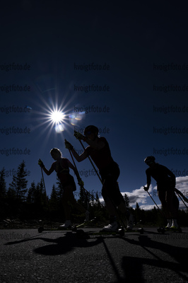 Hafjell, Norwegen, 10.07.22: Anna Weidel (Germany), Franziska Hildebrand (Germany), Vanessa Hinz (Germany) in aktion als Feature / Schattenriss waehrend des Training am 10. July  2022 in Hafjell. (Foto von Kevin Voigt / VOIGT)

Hafjell, Norway, 10.07.22: Anna Weidel (Germany), Franziska Hildebrand (Germany), Vanessa Hinz (Germany) in action competes as a Feature / Silhouette during the training at the July 10, 2022 in Hafjell. (Photo by Kevin Voigt / VOIGT)