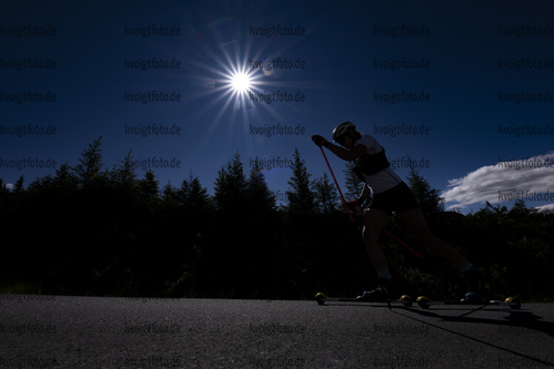 Hafjell, Norwegen, 10.07.22: Vanessa Voigt (Germany) in aktion als Feature / Schattenriss waehrend des Training am 10. July  2022 in Hafjell. (Foto von Kevin Voigt / VOIGT)

Hafjell, Norway, 10.07.22: Vanessa Voigt (Germany) in action competes as a Feature / Silhouette during the training at the July 10, 2022 in Hafjell. (Photo by Kevin Voigt / VOIGT)