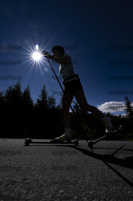 Hafjell, Norwegen, 10.07.22: Denise Herrmann (Germany) in aktion als Feature / Schattenriss waehrend des Training am 10. July  2022 in Hafjell. (Foto von Kevin Voigt / VOIGT)

Hafjell, Norway, 10.07.22: Denise Herrmann (Germany) in action competes as a Feature / Silhouette during the training at the July 10, 2022 in Hafjell. (Photo by Kevin Voigt / VOIGT)