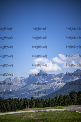 Cavalese, Italien, 09.08.22: Feature Landschaft / Berge / Nebel / Alpen / Suedtirol waehrend des Training am 09. August 2022 in Cavalese. (Foto von Kevin Voigt / VOIGT)

Cavalese, Italy, 09.08.22: Feature Landscap / Mountains / Fog / Foggy / Clouds / Alps / South Tryol during the training at the August 09, 2022 in Cavalese. (Photo by Kevin Voigt / VOIGT)
