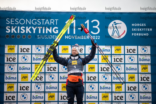 Sjusjoen, Norwegen, 13.11.22: Johannes Thingnes Boe (Norway) bei der Siegerehrung waehrend des Sprint der Herren bei dem Season Opening im Biathlon am 13. November 2022 in Sjusjoen. (Foto von Kevin Voigt / VOIGT)

Sjusjoen, Norway, 13.11.22: Johannes Thingnes Boe (Norway) at the medal ceremony during the men’s sprint at the Biathlon Season Opening on November 13, 2022 in Sjusjoen. (Photo by Kevin Voigt / VOIGT)