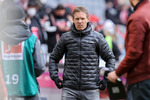 20.01.2022, xrolx, FC Bayern Muenchen - SpvGG Greuther Fuerth, v.l. Trainer Julian Nagelsmann (FC Bayern Muenchen) schaut / looks on