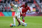 20.01.2022, xrolx, FC Bayern Muenchen - SpvGG Greuther Fuerth, v.l. Branimir Hrgota (SpVgg Greuther Fuerth) und Dayot Upamecano (FC Bayern Muenchen) im Zweikampf / battle for the ball
