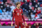 20.01.2022, xrolx, FC Bayern Muenchen - SpvGG Greuther Fuerth, v.l. Thomas Mueller (FC Bayern Muenchen) schaut / looks on