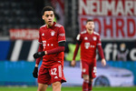 26.02.2022, xhomx, Fussball 1.Bundesliga, Eintracht Frankfurt - FC Bayern Muenchen, v.l. Jamal Musiala (FC Bayern Muenchen) schaut / looks on