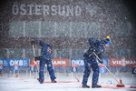 08.12.2019, xkvx, Biathlon IBU Weltcup Oestersund, Staffel Damen, v.l. Helfer am Schiessstand / at the shooting range