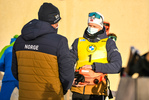 24.01.2021, xkvx, Biathlon IBU Weltcup Antholz, Massenstart Herren, v.l. Physiotherapeut Fritz Hinteregger (Norway) und Johannes Thingnes Boe (Norway)  / 
