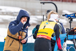 21.03.2021, xkvx, Biathlon IBU World Cup Oestersund, Massenstart Damen, v.l. Coach Patrick Oberegger (Norway) und Tiril Eckhoff (Norway) schaut / looks on