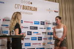 14.08.2021, xkvx, City Biathlon Wiesbaden 2021, v.l. Anja Froehlich (ZDF), Julia Simon (France)  / 