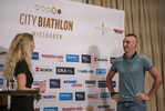 14.08.2021, xkvx, City Biathlon Wiesbaden 2021, v.l. Anja Froehlich (ZDF), Dmytro Pidruchnyi (Ukraine)  / 