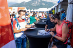 04.09.2021, xkvx, Wintersport, Martin Fourcade Nordic Festival 2021, v.l. Fans, Autogramme, Julia Simon (France)