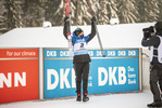 18.12.2021, xkvx, Biathlon IBU World Cup Le Grand Bornand, Pursuit Women, v.l. Anais Bescond (France) bei der Siegerehrung / at the medal ceremony