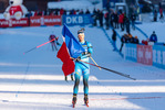 19.12.2021, xkvx, Biathlon IBU World Cup Le Grand Bornand, Mass Start Men, v.l. Emilien Jacquelin (France) gewinnt die Goldmedaille / wins the gold medal