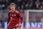 05.02.2022, xlanx, Fussball 1.Bundesliga, FC Bayern Muenchen - RB Leipzig, v.l. Thomas Mueller (FC Bayern Muenchen) Schaut / Looks on