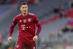05.02.2022, xlanx, Fussball 1.Bundesliga, FC Bayern Muenchen - RB Leipzig, v.l. Robert Lewandowski (FC Bayern Muenchen) Schaut / Looks on